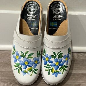 AB Svenssons Toffelfabrik White Floral Leather Comfort Clogs Women's Size 38